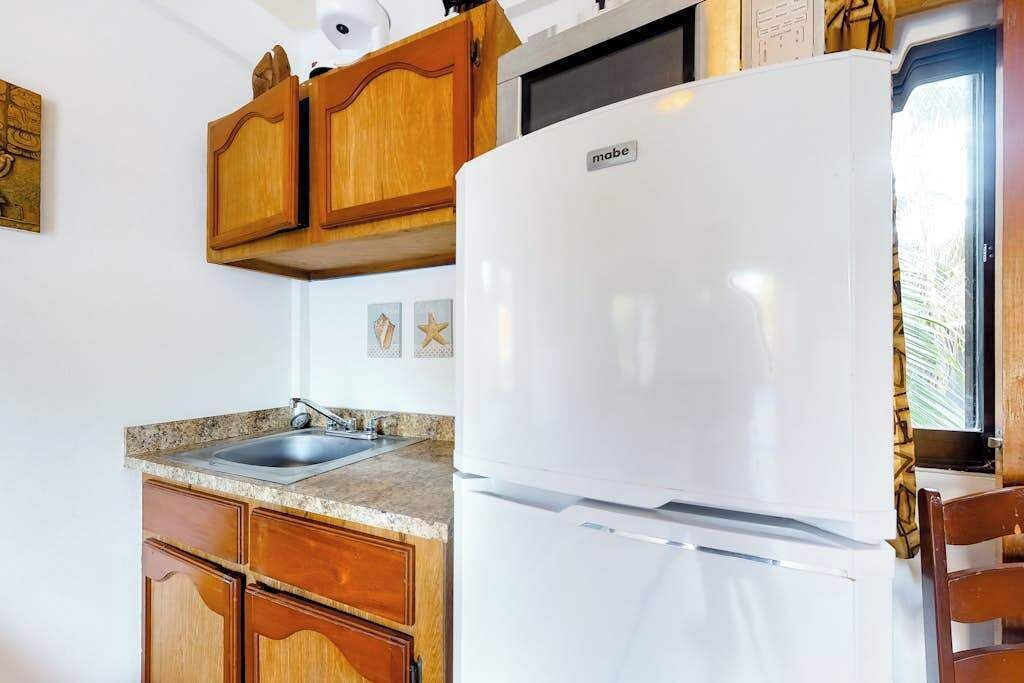 Kühlschrank, Mikrowelle, Wasserkocher mit Kaffee-/Teezubehör, Toaster