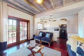 TV - Two-story, ocean view condo w shared pool, two balconies, WiFi & partial AC (San Pedro)