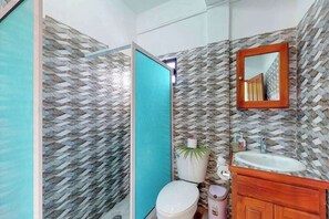 Ducha, secador de pelo y toallas