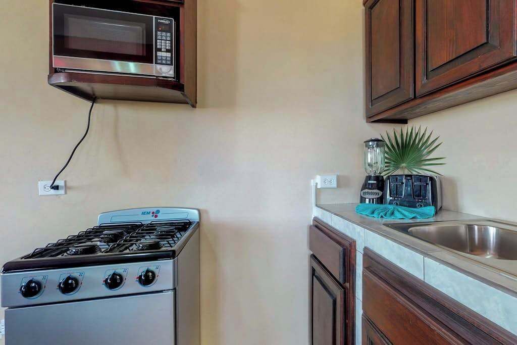 Frigorífico, microondas, placa de cocina y cafetera o tetera