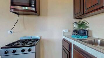 Frigorífico, microondas, placa de cocina y cafetera o tetera