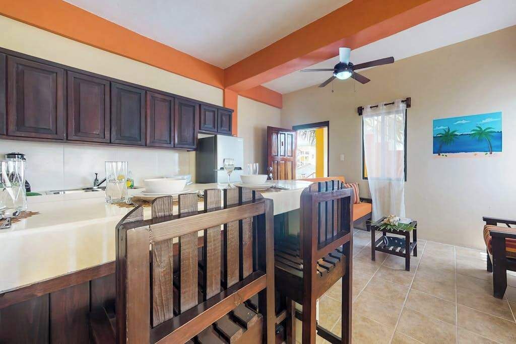 Frigorífico, microondas, placa de cocina y cafetera o tetera