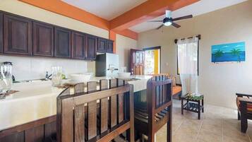 Frigorífico, microondas, placa de cocina y cafetera o tetera