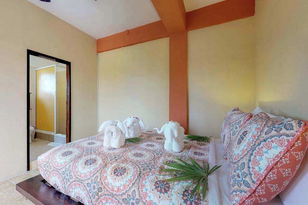 Tabla de planchar con plancha, wifi, ropa de cama