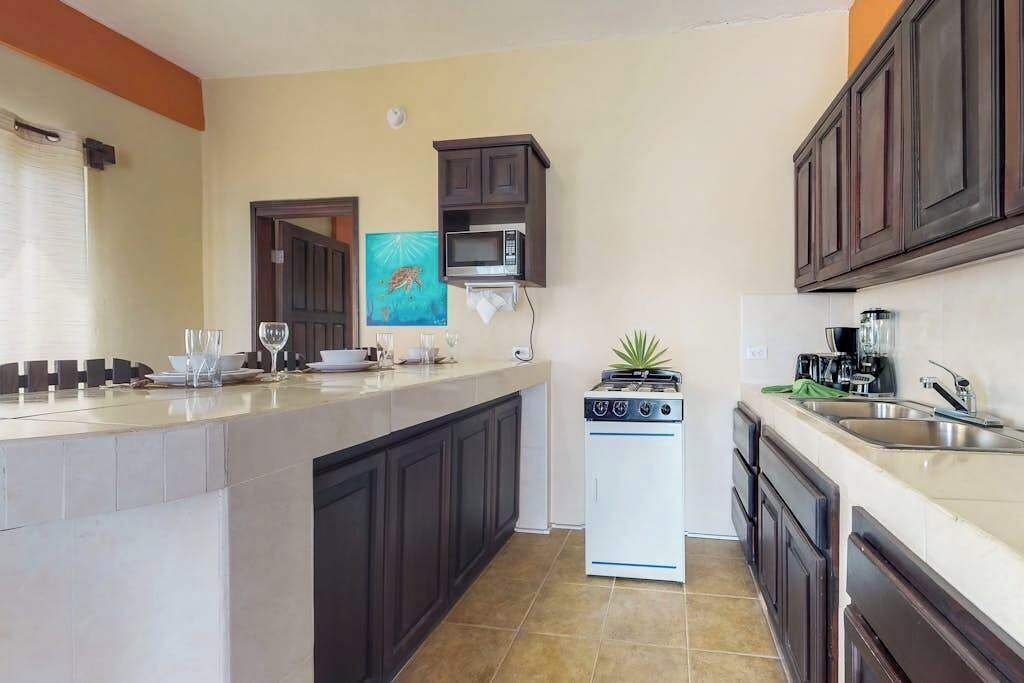 Frigorífico, microondas, placa de cocina y cafetera o tetera