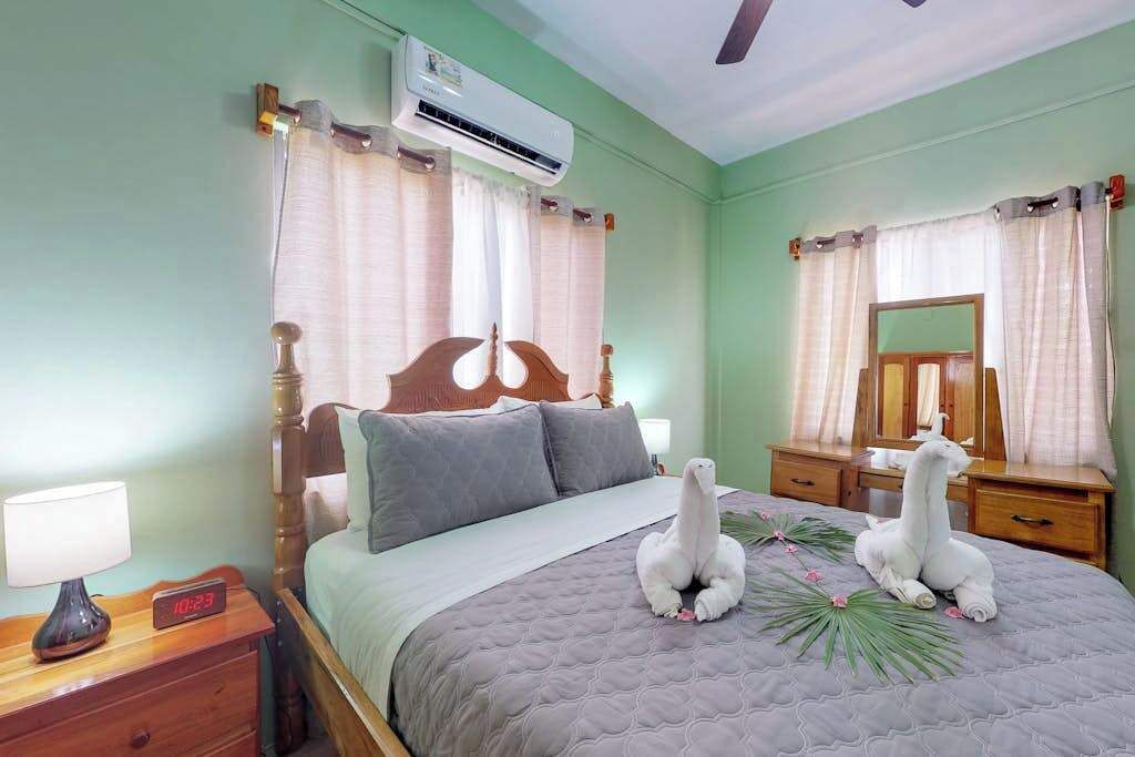 Tabla de planchar con plancha, wifi, ropa de cama
