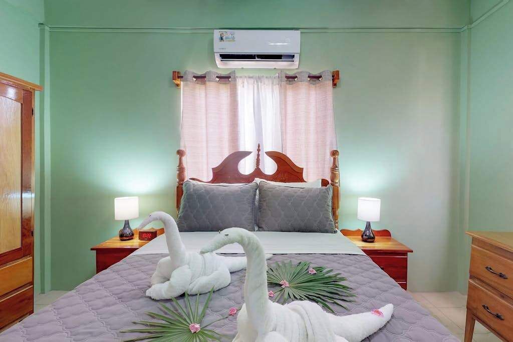 Een strijkplank/strijkijzer, wifi, beddengoed