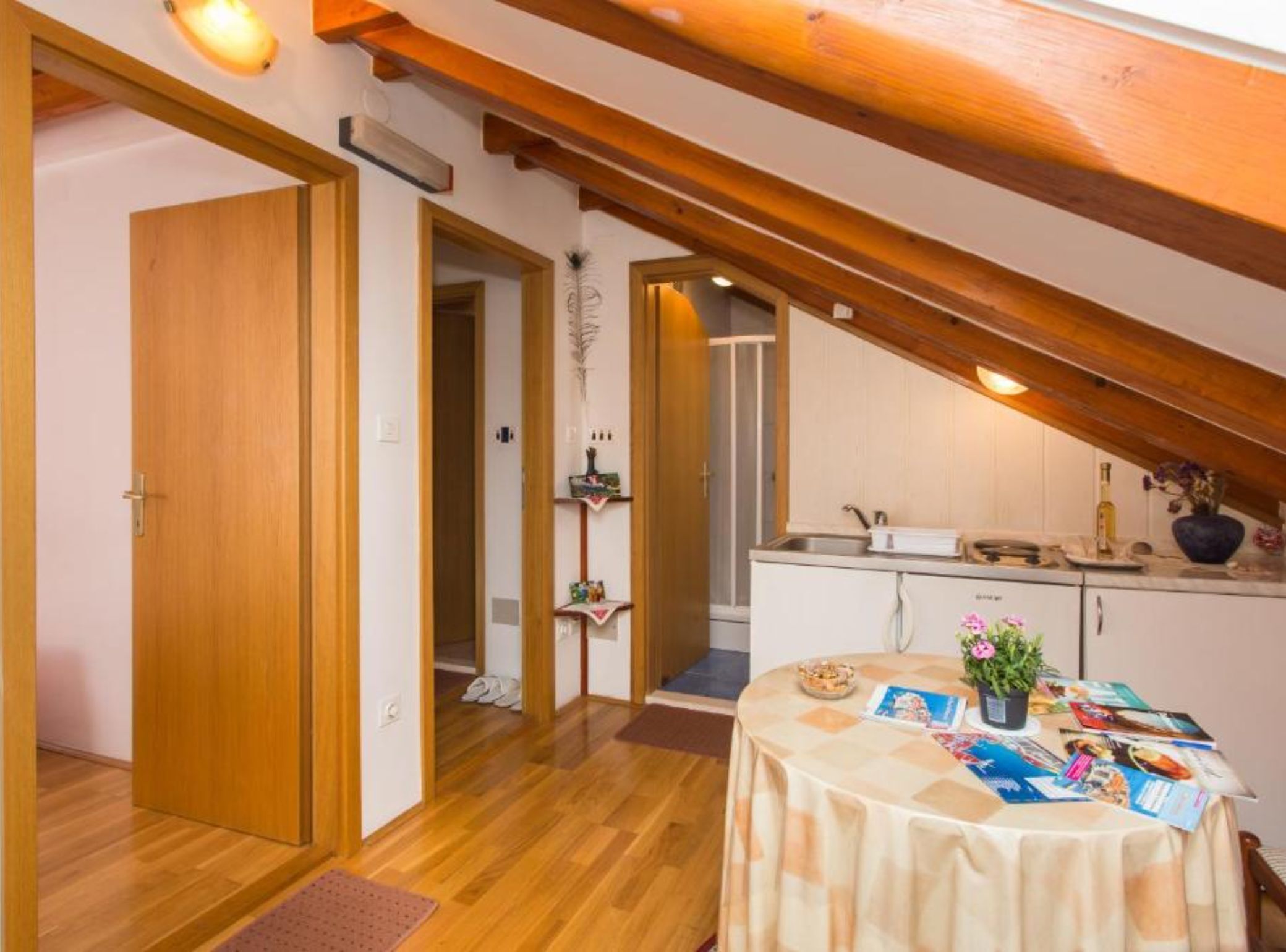 Doppelzimmer (Double Room with Sea View) | Esszimmer