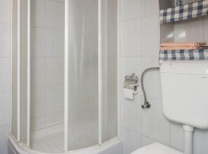 Kamar Double (Double Room with Sea View) | Kamar mandi | Shower dan handuk