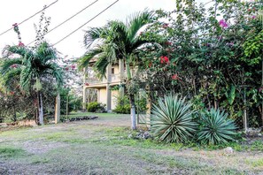 Property grounds - New Home w Balcony, WiFi, Partial AC & Great Neighborhood - Ideal for Day Trips (San Ignacio)
