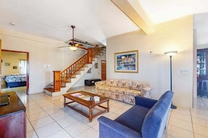 TV, table football - Enchanting home with pool, volleyball, mountain/city views & AC (San Ignacio)