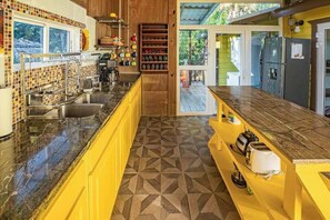 Coffee/tea maker, fridge, microwave, oven - Tropical oasis with pool, large deck, modern amenities & perfect for unwinding (Placencia)