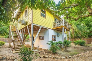 Exterior - Tropical oasis with pool, large deck, modern amenities & perfect for unwinding (Placencia)
