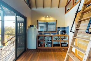 Kühlschrank, Mikrowelle, Herdplatte, Wasserkocher mit Kaffee-/Teezubehör