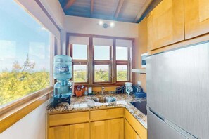 Wasserkocher mit Kaffee-/Teezubehör, Kühlschrank, Mikrowelle