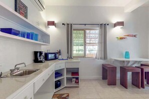 Wasserkocher mit Kaffee-/Teezubehör, Kühlschrank, Mikrowelle, Toaster
