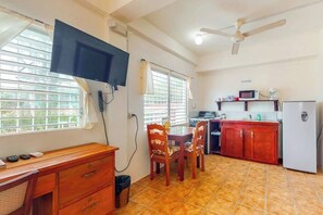 Frigorífico, microondas, horno y placa de cocina