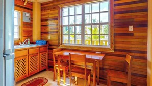 Un intérieur en bois avec une fenêtre, un évier et un coin repas.
