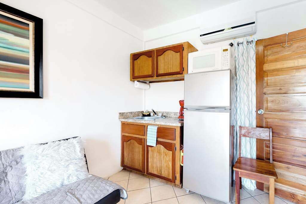Kühlschrank, Mikrowelle, Wasserkocher mit Kaffee-/Teezubehör, Toaster