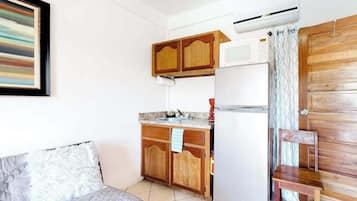 Kühlschrank, Mikrowelle, Wasserkocher mit Kaffee-/Teezubehör, Toaster
