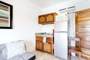 Kühlschrank, Mikrowelle, Wasserkocher mit Kaffee-/Teezubehör, Toaster