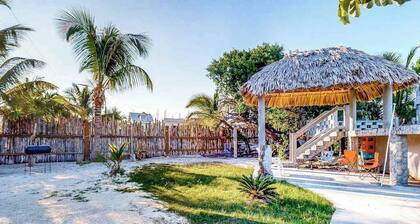 Multi-suite property w/ private pool, rooftop, grill, kayaks, partial AC & WiFi