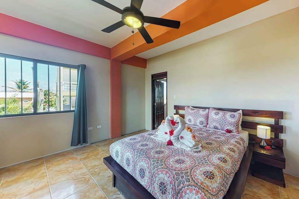 Tabla de planchar con plancha, wifi, ropa de cama