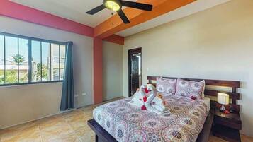 Tabla de planchar con plancha, wifi, ropa de cama