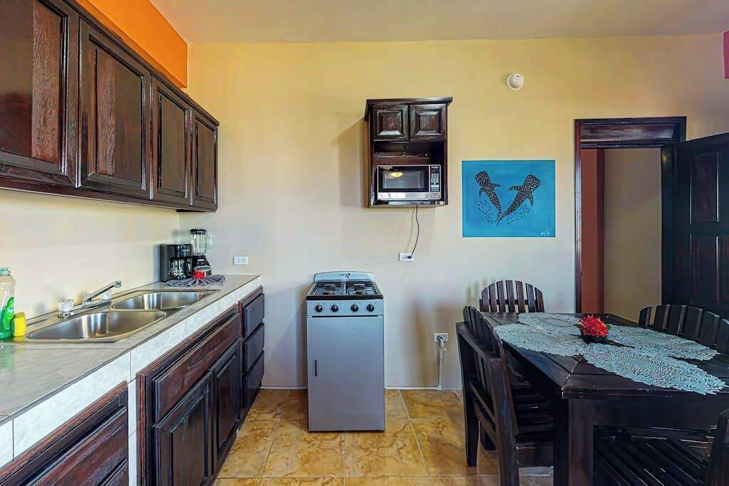 Frigorífico, microondas, placa de cocina y cafetera o tetera