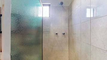 Een douche, een haardroger, handdoeken
