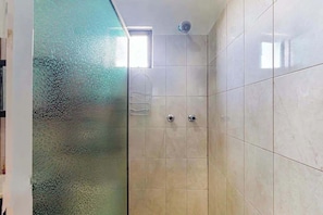 Een douche, een haardroger, handdoeken