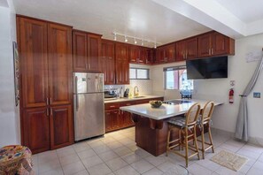 Frigorífico, microondas, placa de cocina y cafetera o tetera