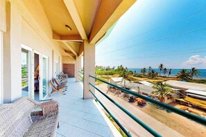 Terrace/patio - Well-Located Beachfront Apartment with Ocean View, Pool, Central AC, & WiFi (San Pedro)