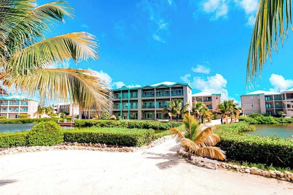 Property grounds - Well-Located Beachfront Apartment with Ocean View, Pool, Central AC, & WiFi (San Pedro)