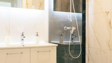 Comfort-Apartment, 1 King-Bett und Schlafsofa, Balkon, Stadtblick | Badezimmer | Dusche, Haartrockner, Handtücher, Seife