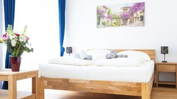 Comfort-Apartment, 1 King-Bett und Schlafsofa, Balkon, Stadtblick | Schreibtisch, laptopgeeigneter Arbeitsplatz, kostenloses WLAN