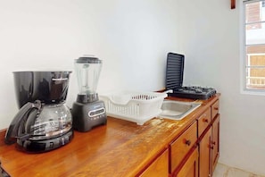 Coffee/tea maker, fridge, microwave, stovetop - Enchanting single-level living space with a mini kitchen in a prime area (Caye Caulker)