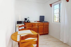 Dining - Enchanting single-level living space with a mini kitchen in a prime area (Caye Caulker)