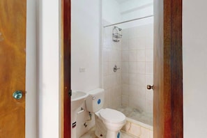 Shower, hair dryer, towels - Enchanting single-level living space with a mini kitchen in a prime area (Caye Caulker)
