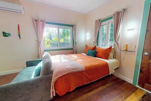Iron/ironing board, Internet, bed sheets - Charming retreat with spacious outdoor areas, cozy interior & near to beach (Placencia)