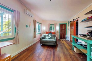 TV, offices - Charming retreat with spacious outdoor areas, cozy interior & near to beach (Placencia)