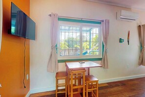 Dining - Charming retreat with spacious outdoor areas, cozy interior & near to beach (Placencia)