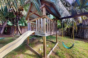 Property grounds - Charming retreat with spacious outdoor areas, cozy interior & near to beach (Placencia)