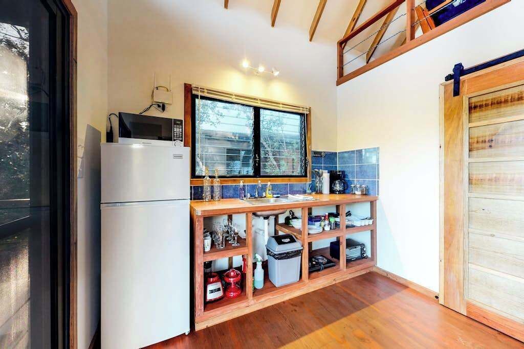 Frigorífic, forn, cafetera i tetera i torradora 