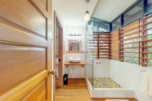 Shower, towels - Three forest cabanas with verandas, hammocks, WiFi & partial AC - walk to beach (Placencia)