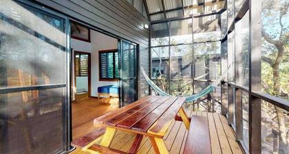 Quiet treehouse cabana with veranda, hammock, WiFi & partial AC - walk to beach