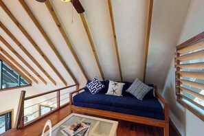 TV - Quiet treehouse cabana with veranda, hammock, WiFi & partial AC - walk to beach (Placencia)