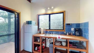Frigorífic, microones, placa de cuina i cafetera i tetera