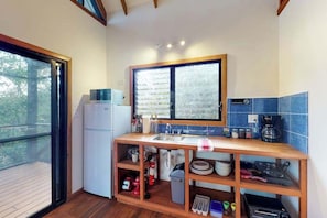 Kühlschrank, Mikrowelle, Herdplatte, Wasserkocher mit Kaffee-/Teezubehör