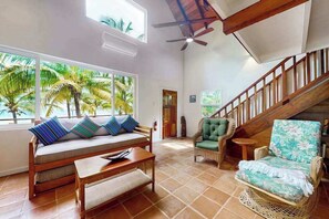 TV - Romantic beachfront home w ocean views, dock, hammock, veranda & free WiFi (Placencia)